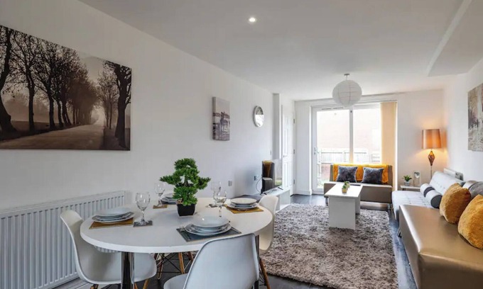 Liverpool Casa | 4 bed townhouse with rear garden and FREE parking