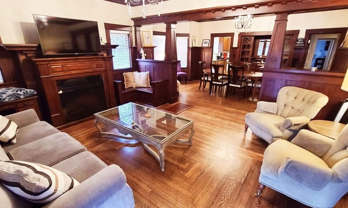 Oak Park Casa | 4 bedroom 2 bath downtown craftsman home