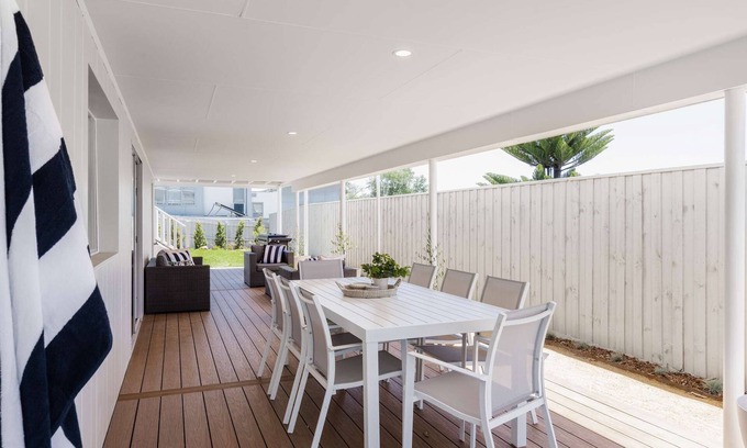 Rosebud Casa | 4 Bedroom 2 Bathroom house with water views only 100m to the beach and shops