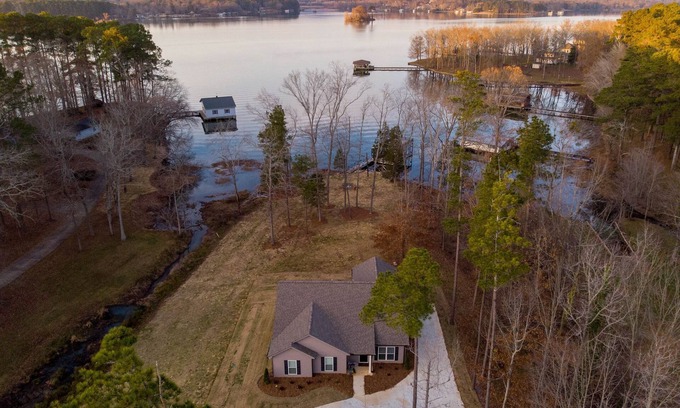 Scottsboro Casa | 4 Bedroom 2 Bathroom Lake House Sleeps 10 on Lake Guntersville