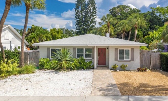 Belle Vista Casa | 4 Bedroom/3 Bath Pool Home Child Friendly- 5 Min walk to beach!