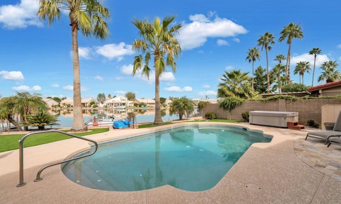 Avondale Casa | 4 Bedroom 3 Bathroom on the Lake! 3 Queen Beds!