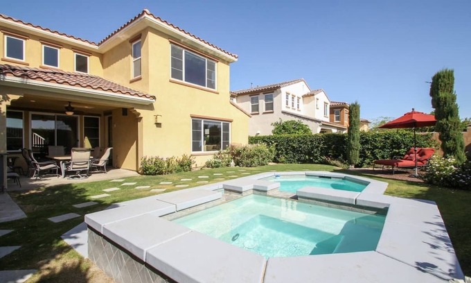 Palm Desert Casa | Casa de lujo de 4 dormitorios y 4 baños en una comunidad cerrada - Dolce