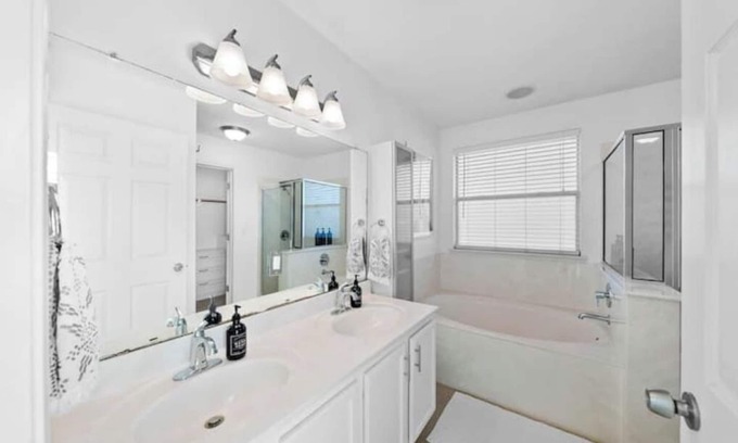 Los Cielos Apartamento | 4 Bedroom: 5min to COTA/Airport 15min-Downtown