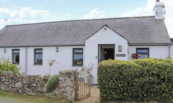 Ty Croes Cabaña | 4 bedroom accommodation in Ty Croes, near Rhosneigr