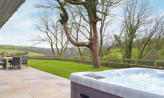 Whitland Cabaña | 4 bedroom accommodation in Llanboidy, near Laugharne