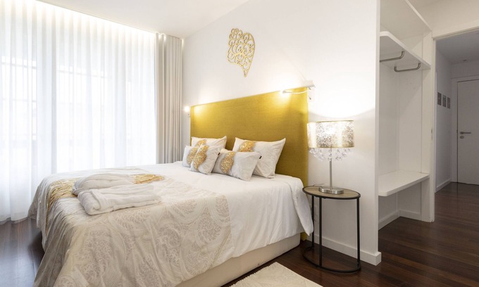Viana do Castelo Apartamento | 4 bedroom apartment on the city's main avenue