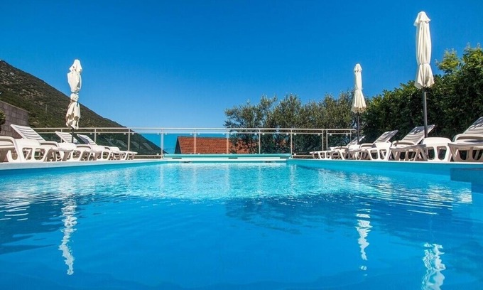Trpanj Apartamento | 4 Bedroom Apartment With Pool at Pelješac
