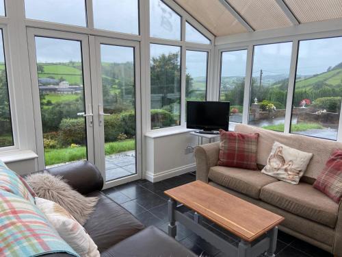 Glandyfi Casa | 4 bedroom bungalow in peaceful countryside with log burner - Talar Deg, Capel Madog