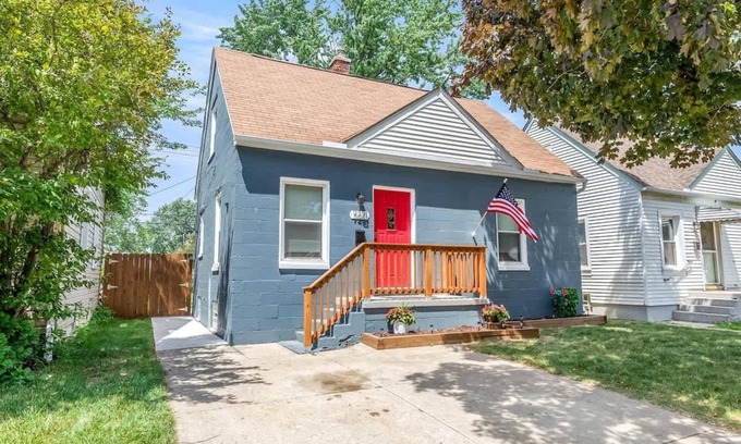 Center Line Casa | 4 Bedroom Bungalow in the "Heart of Metro Detroit"