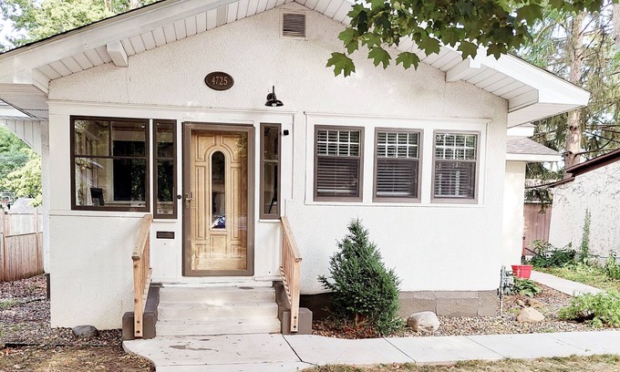 Southwest Minneapolis Casa | 4 Bedroom Bungalow in heart of Minneapolis