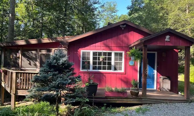 Lost River Cabina | 4-bedroom cabin in idyllic Lost River WV - dog and kid friendly!