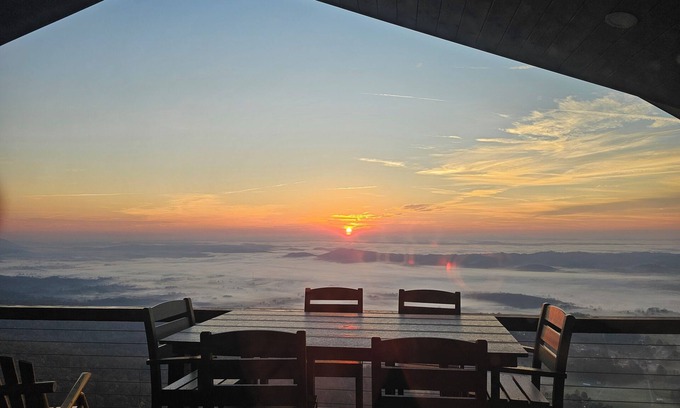 La Follette Cabina | 4 bedroom cabin with breath taking mountain top views, close to off road trails.