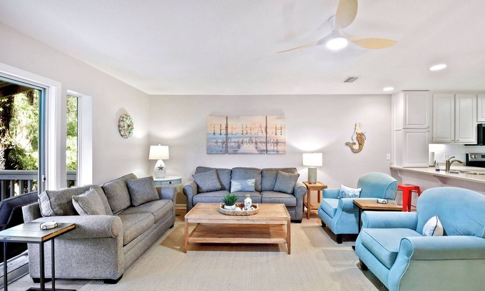 Demere Park Condominio | 4 bedroom condo. Community pool. Close to pier/village area and beach.