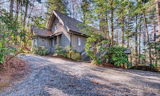 Cashiers Cabaña | 4 Bedroom Cottage located in the High Hampton community of Cashiers, NC - Gabel Cottage