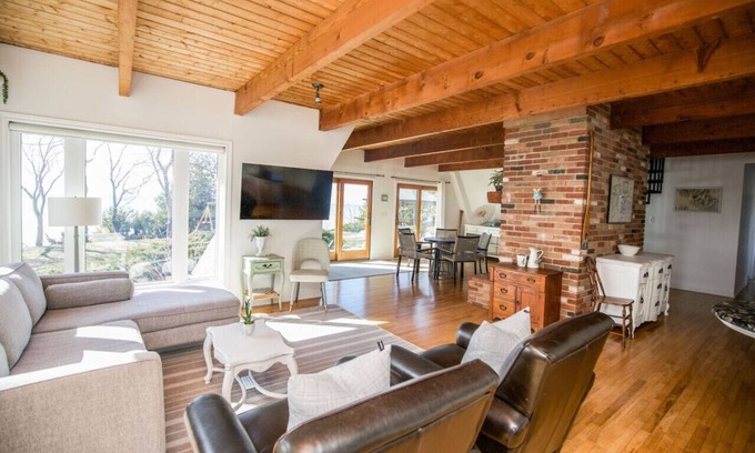 Zurich Casa | 4 Bedroom Cottage on the Lake