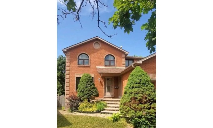 Barrie Casa | 4 bedroom cozy home with leaving space and Barrie Lakeshore