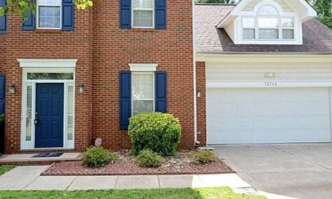 Davis Lake - Eastfield Casa | 4-bedroom cozy house in charming Charlotte with WiFi, AC, home Security and love