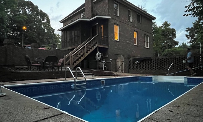 Cleveland Casa | 4-bedroom estate Downtown Cleveland WiFi, Pool, massage chair Kitchn Holidays