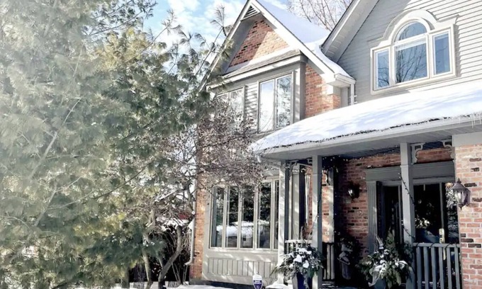 Stratford Casa | 4 Bedroom Executive Home in Stratford with a 15 min walk to Stratford Festival