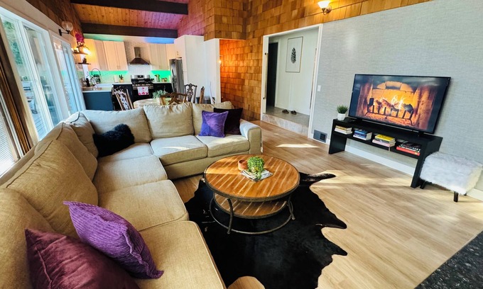 Crestline Cabina | Remodeled Family Cabin 5 min stroll to Lake Gregory!
