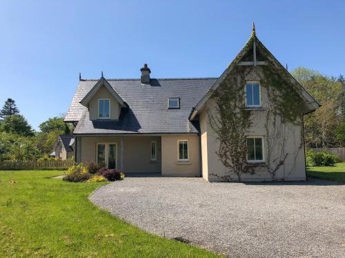 Kenmare Casa | 4 bedroom holiday home with wheelchair accessible bathroom 2km from Kenmare