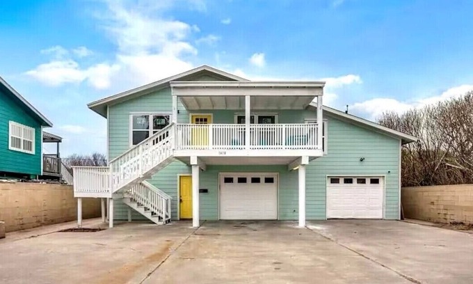 Shibui Sands Casa | 4-bedroom Home close to the beach in the heart of Port A.