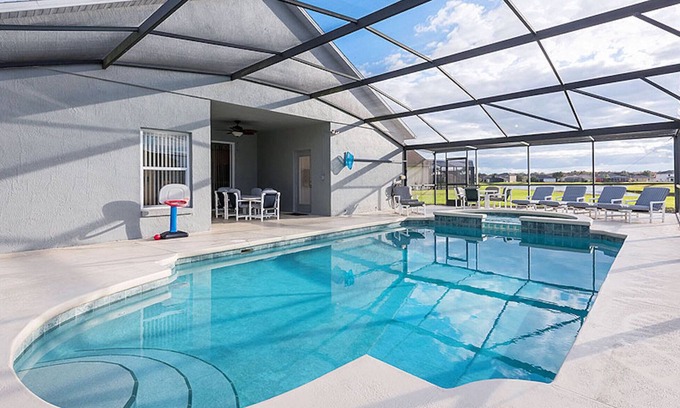 Crescent Lakes Casa | Casa para no fumadores con piscina climatizada con energía solar gratuita y spa en un área cerrada en un lago