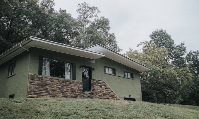 Williamson Casa | 4 Bedroom home less than a mile to Hatfield/McCoy trails