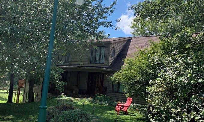 Granville Casa | 4-bedroom home on farm 5-minutes to Denison/Granville