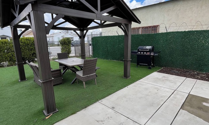 Bakersfield Casa | 4-bedroom house 6 beds in awesome Bakersfield with WiFi, AC to enjoy with family