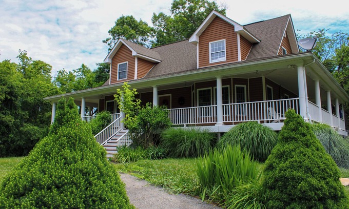Kabletown Casa | 4-bedroom house close to Shenandoah River and VA wineries - WiFi, AC, trampoline