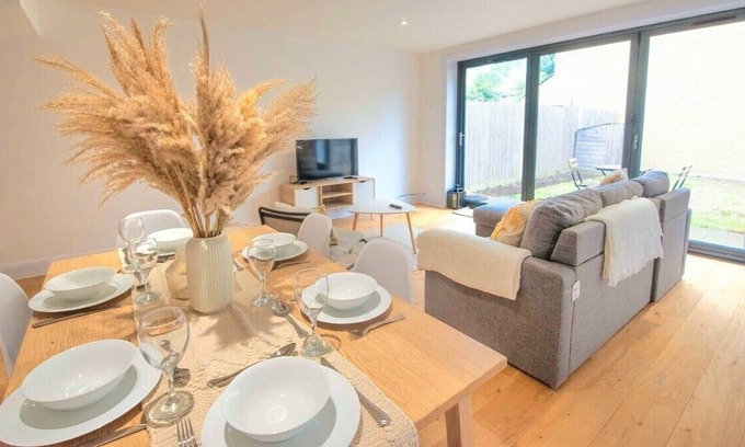 Merton Casa | Morden- 4 Bed/Ensuite/Wifi/Morden/Off st Parking