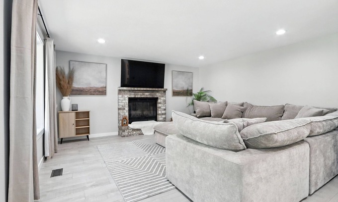 Five Corners Casa | 4-bedroom house in central Vancouver with WiFi, AC. King bed.