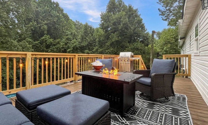 Eccles Casa | 4-bedroom house in charming Beckley with AC, relaxing back porch, pet friendly