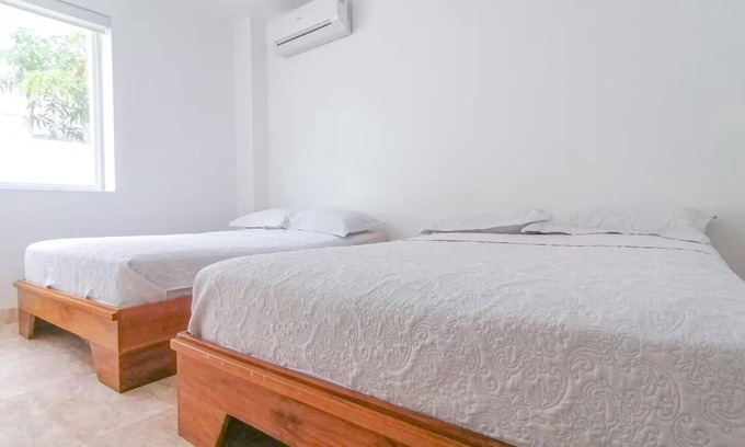 Manta Casa | 4-bedroom House in Manta with WiFi, AC. Security 24/7