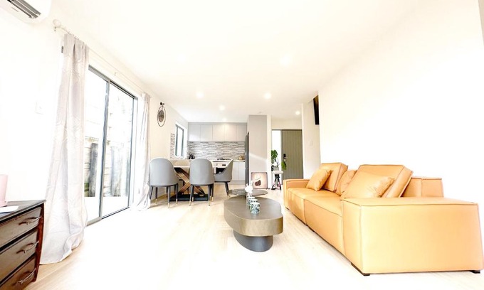 Murrays Bay Casa | 4-Bedroom House in the NorthShore of Auckland, Walk to the beach