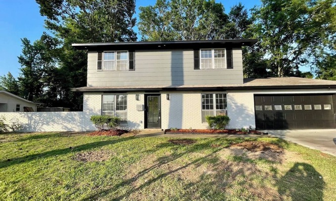 Highlands - Perkins Casa | 4-bedroom house in lovely Baton Rouge near LSU with WiFi.