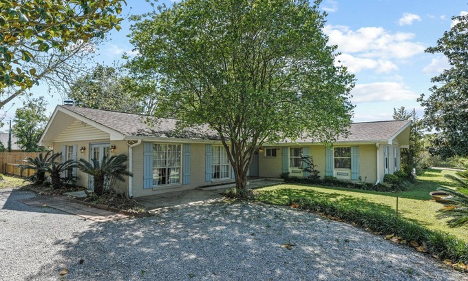 Bay St Louis Casa | 4-bedroom house in charming Bay St Louis, sleeps 12, 3 minutes to downtown. Wifi