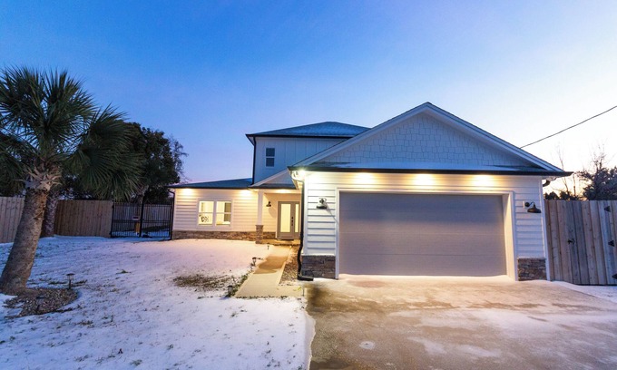 Pretty Bayou Casa | 4-bedroom house in fabulous Panama City with fitness room, WiFi