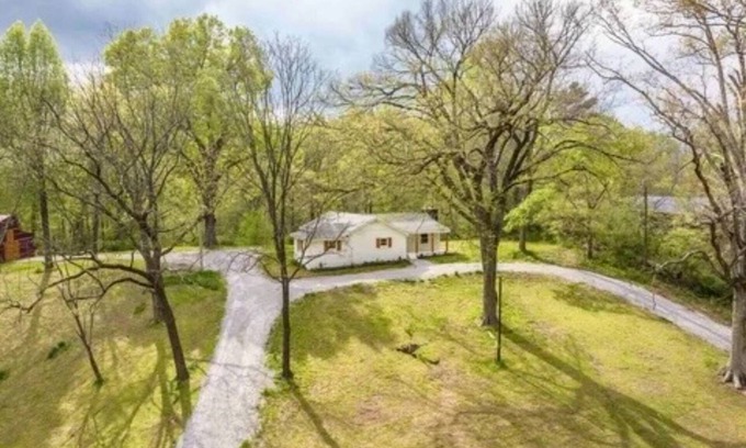 Millington Casa | 4-bedroom house in wonderful Millington with WiFi, AC- Pond - Barn - 9 acres -