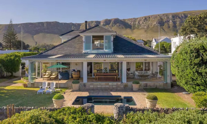 Hermanus Casa | 4-bedroom house overlooking the sea on the cliff path in Hermanus