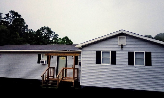 Minden Casa | 4 bedroom house sleeps 13 with huge backyard right before Ace Adventure resort
