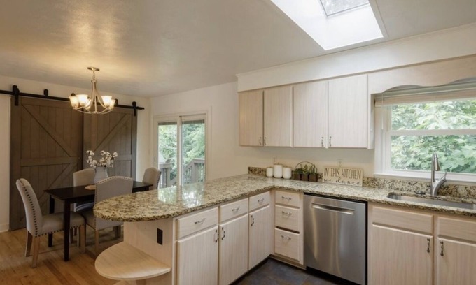 Charlottesville Casa | 4 bedroom house close by UVA and wineries and barracks Rd shopping center