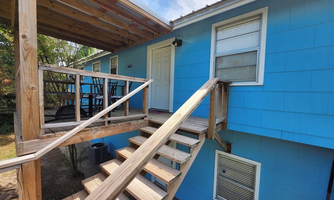 Livingston Casa | 4 bedroom house walking distance to the lake, with 3 kayaks and a game garage.
