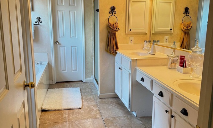 Sugar Land Casa | 4-bedroom house WiFi, AC. Pet and Family Friendly perfect for gatherings