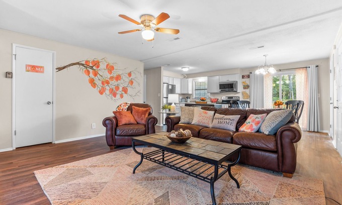 Perry Casa | 4 bedroom, King Bed, 4 min to Fairgrounds, TVs in all Rooms