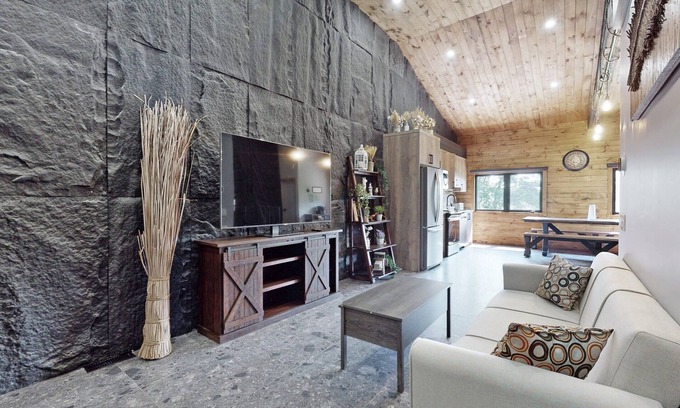 Penetanguishene Casa | 4 Bedroom Lakefront Townhouse Cottage