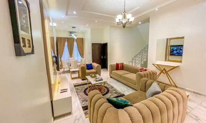 Ofin Apartamento | 4 Bedroom Luxury (Entire) Apartment