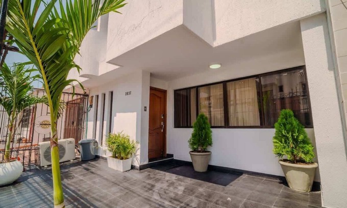 Espana Casa | 4 Bedroom Luxury Palace Central to ALL Major Attractions - Pool, Rooftop, Sauna!